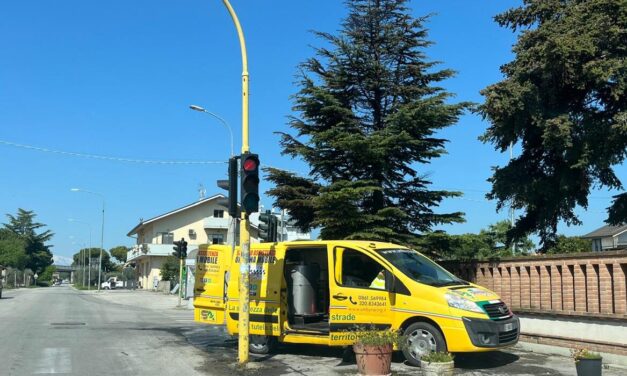Alba Adriatica, vettura in fiamme a un incrocio di via Ascolana