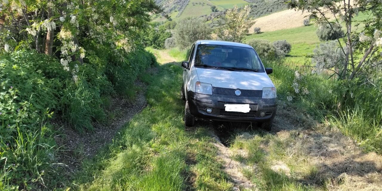 Poggio Morello, buca e tombini fuori quota: un’auto si rompe in via degli Olmi