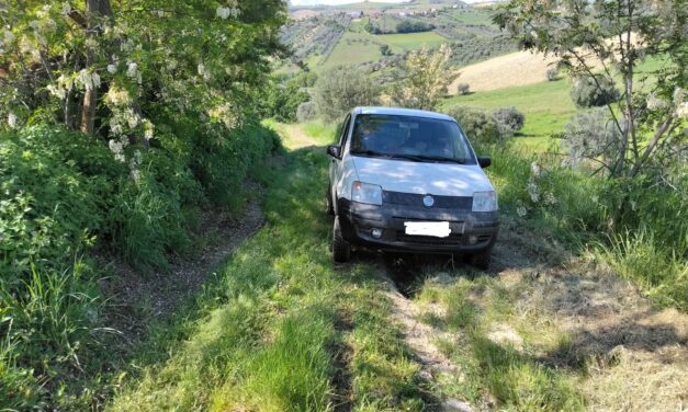 Poggio Morello, buca e tombini fuori quota: un’auto si rompe in via degli Olmi