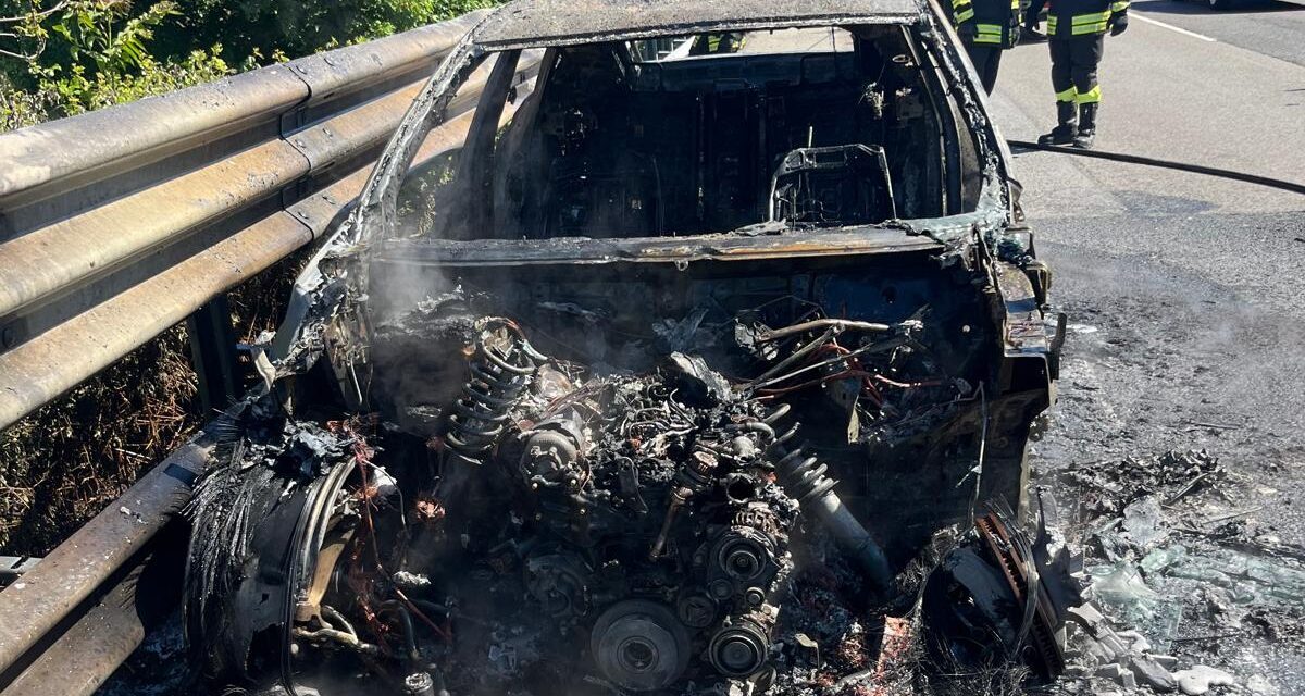Fiamme su una BMW lungo l’A14 vicino al casello Val Vibrata