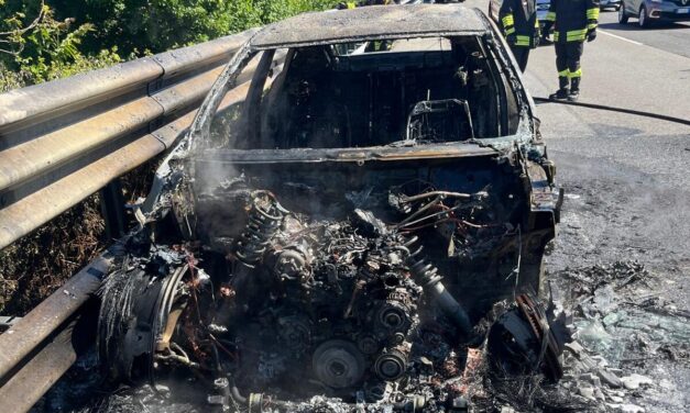 Fiamme su una BMW lungo l’A14 vicino al casello Val Vibrata