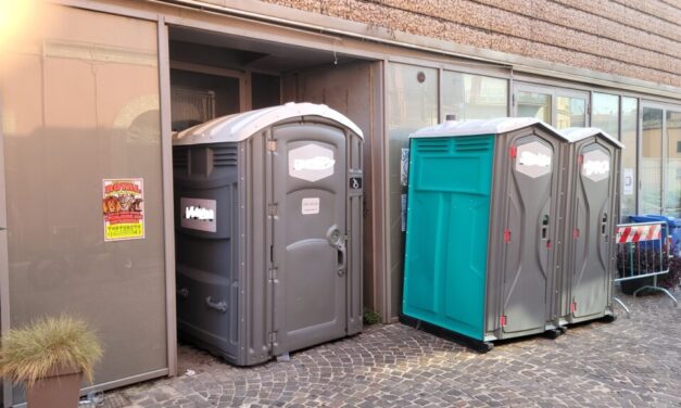 Piazza Buozzi, proteste per i bagni mobili davanti ai negozi