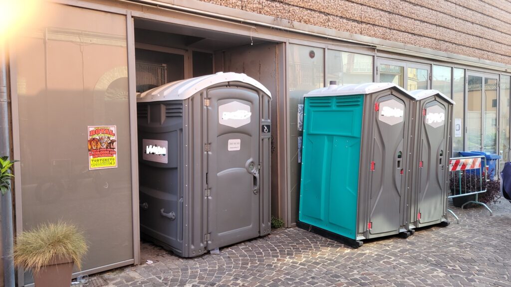 Piazza Buozzi, proteste per i bagni mobili davanti ai negozi