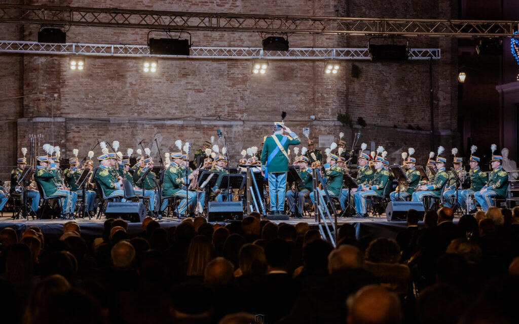 Piazza Buozzi piena per il concerto della Banda della Finanza