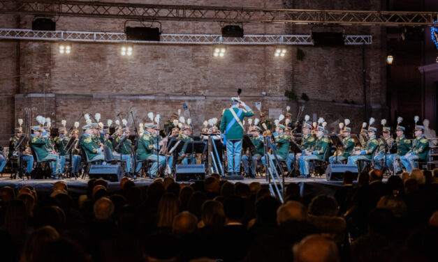 Piazza Buozzi piena per il concerto della Banda della Finanza