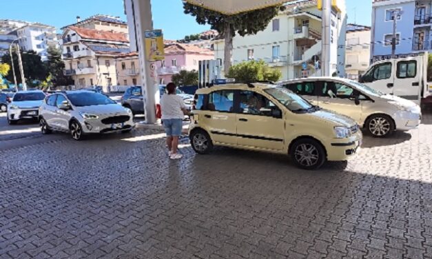 Carburanti, prezzi giù anche in Abruzzo: code ai distributori