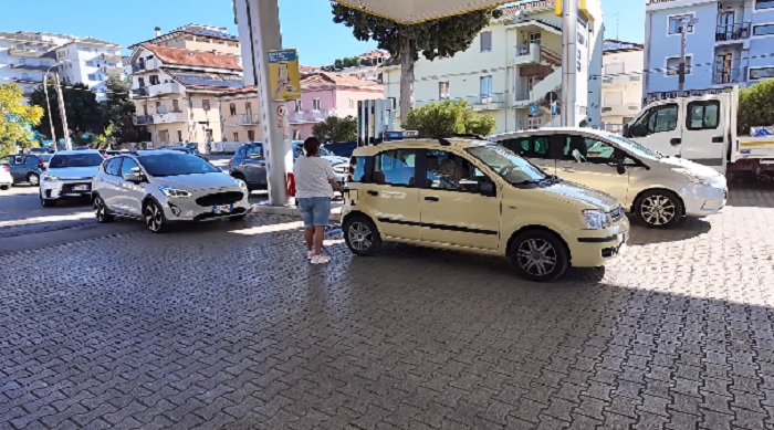 Carburanti, prezzi giù anche in Abruzzo: code ai distributori