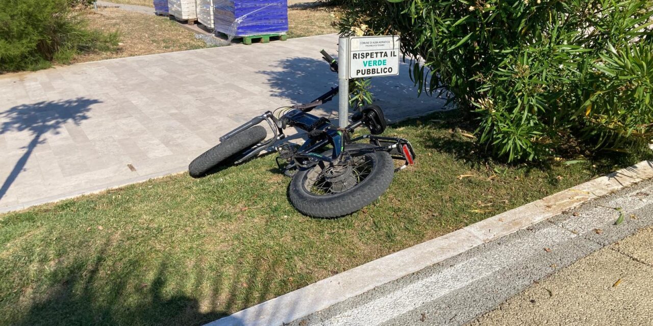Cade con la bici elettrica sul lungomare di Alba Adriatica