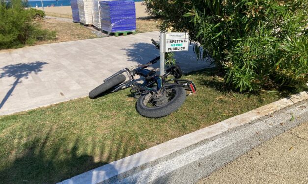Cade con la bici elettrica sul lungomare di Alba Adriatica