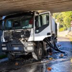 Martinsicuro, tir bloccato nel sottopasso: stop ai treni
