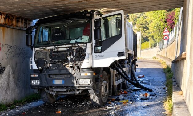 Martinsicuro, tir bloccato nel sottopasso: stop ai treni
