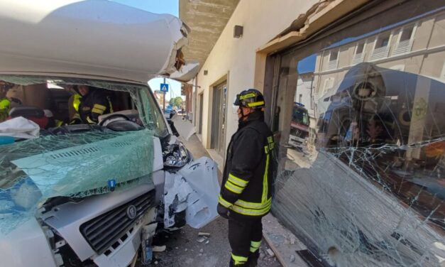Camper contro una vetrina sulla Statale 16 a Giulianova
