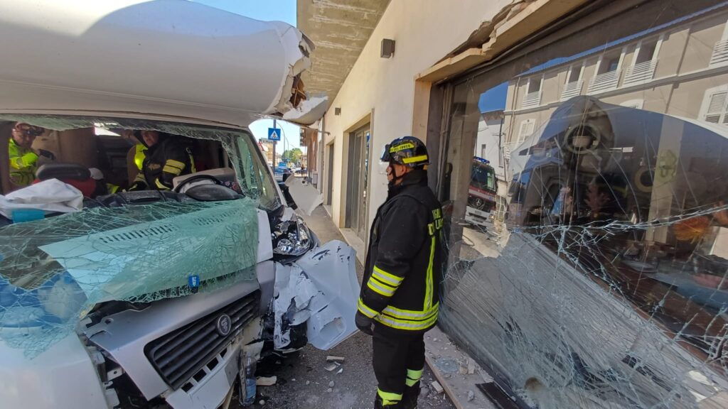 Camper contro una vetrina sulla Statale 16 a Giulianova
