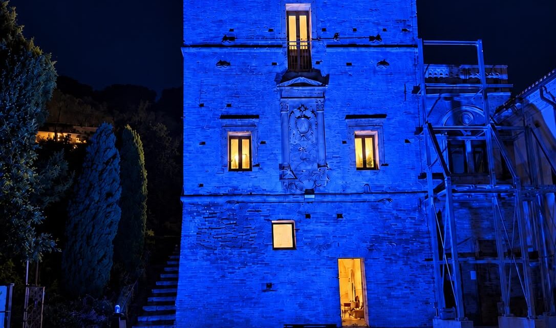 Martinsicuro, la Torre Carlo V in blu per la fibrosi cistica