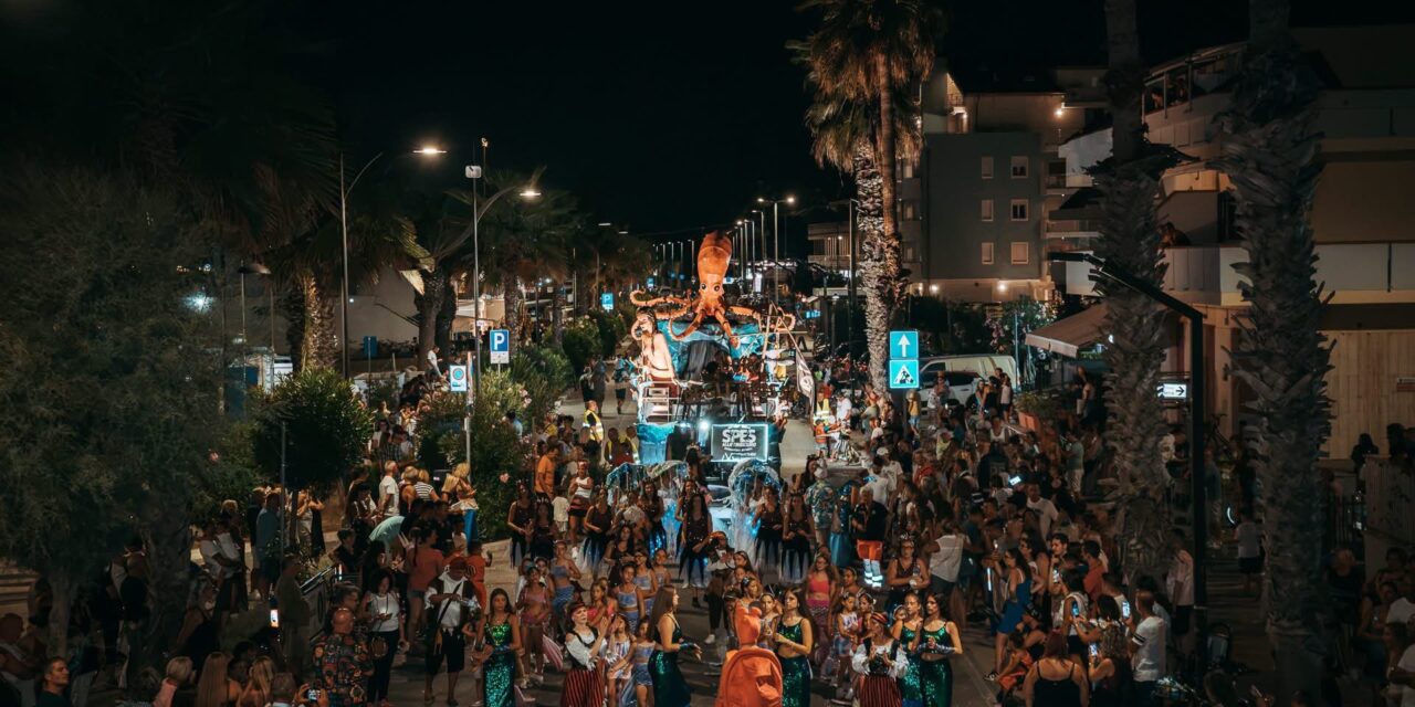 Martinsicuro, lungomare affollato per la chiusura del Carnevale estivo