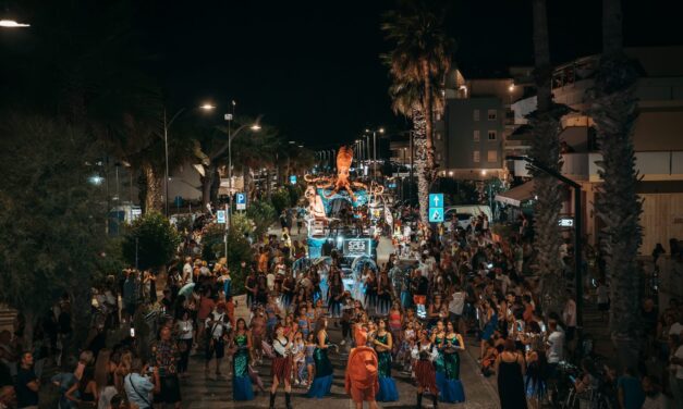 Martinsicuro, lungomare affollato per la chiusura del Carnevale estivo