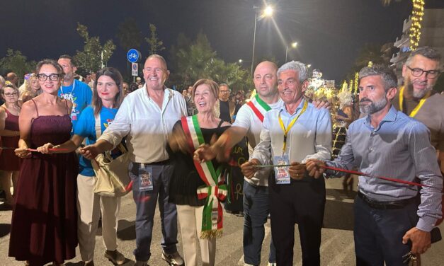 Alba Adriatica, il lungomare si accende con la sfilata di Carnevalba