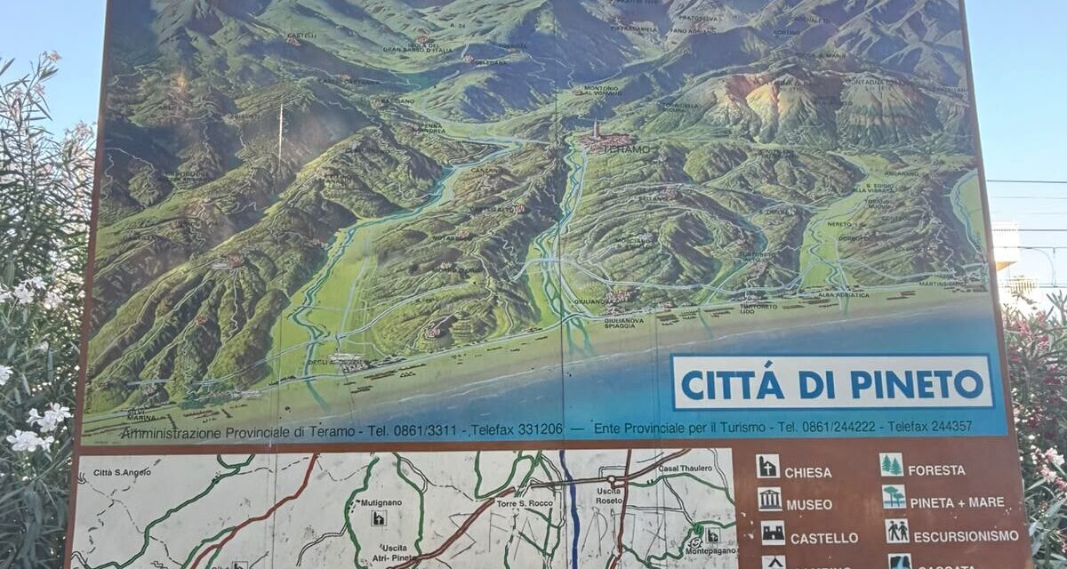 Pineto, turista affezionato cancella le scritte da un cartello