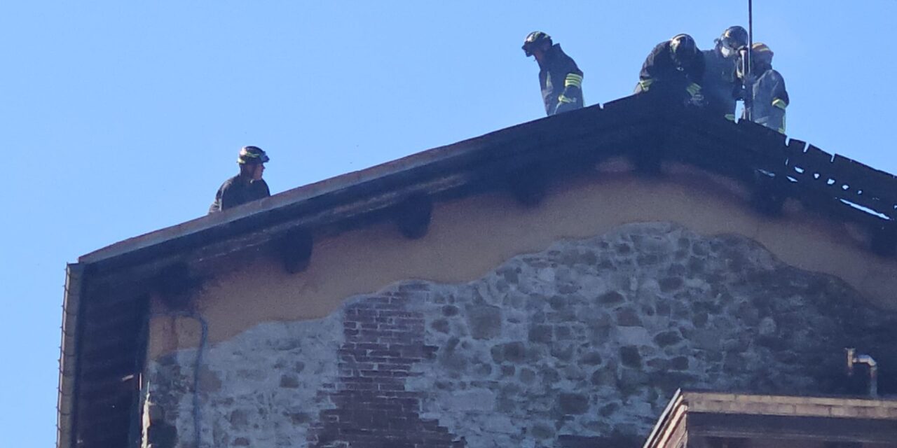 Fiamme sul tetto di un’abitazione a Civitella del Tronto