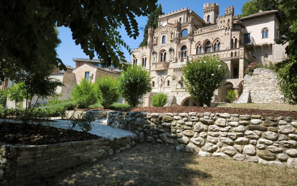 Castello Della Monica, sistemati giardino e spazi esterni