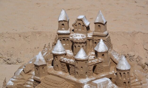 Aspettando i castelli di sabbia: l’evento estivo per aiutare gli altri