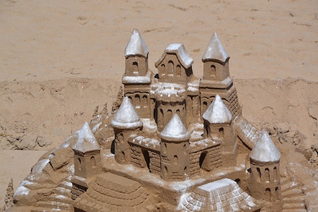 Aspettando i castelli di sabbia: l’evento estivo per aiutare gli altri