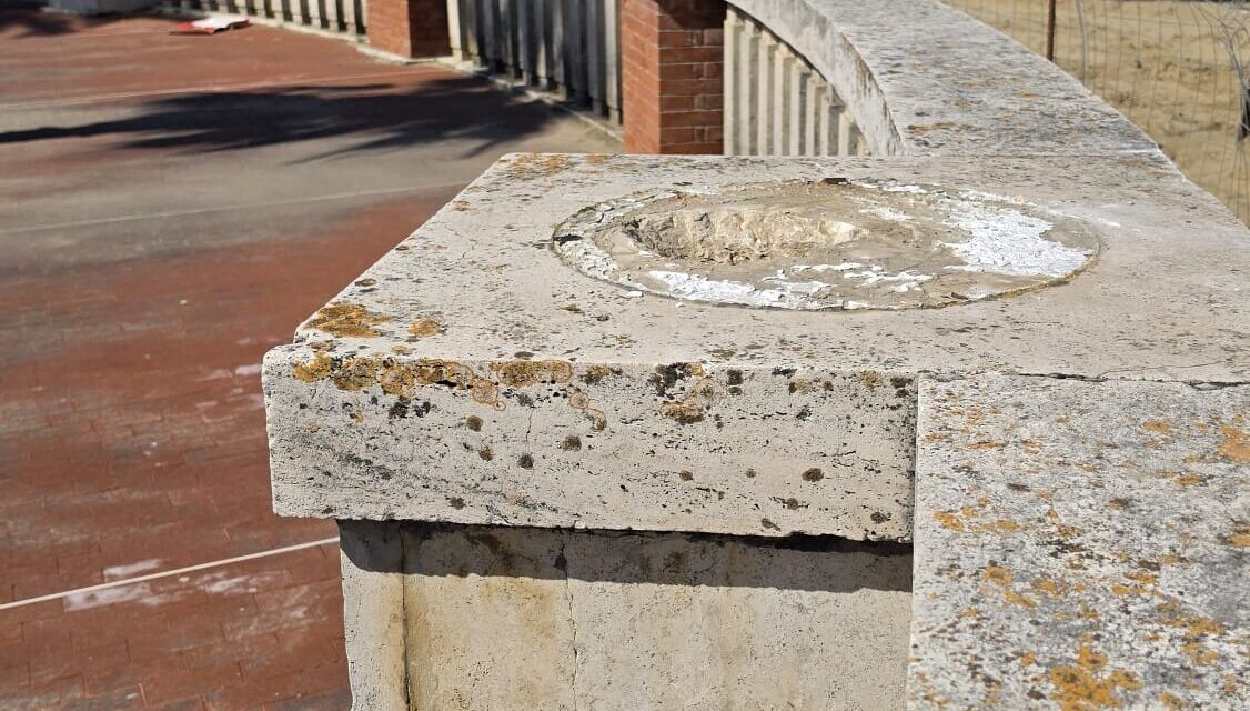 Giulianova, danneggiata una colonna del lungomare storico