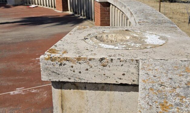 Giulianova, danneggiata una colonna del lungomare storico