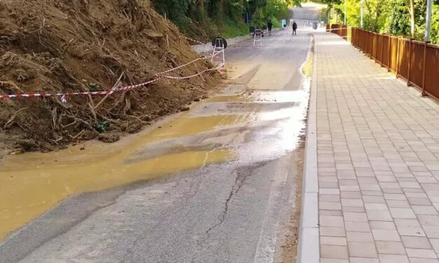 Torricella Sicura, stop sulla SP 48 per una frana a Fornaci