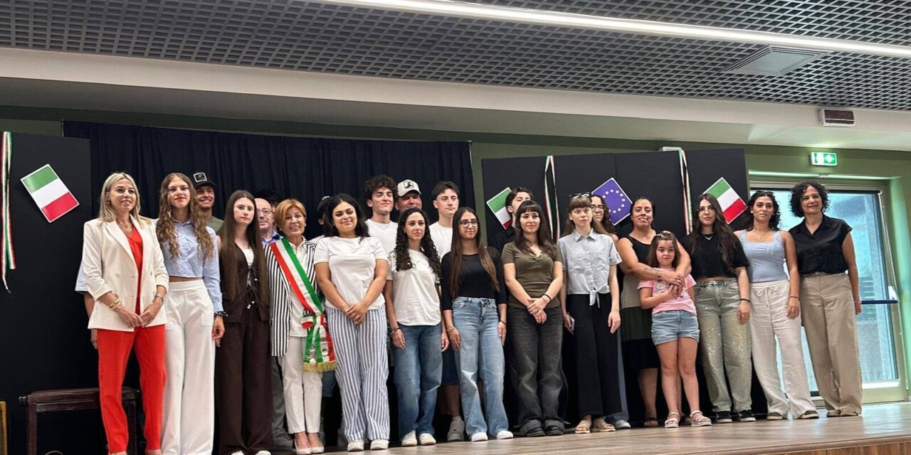 Alba Adriatica consegna la Costituzione ai neo 18enni