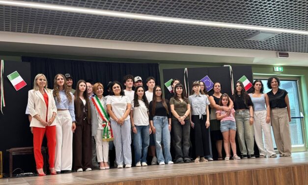 Alba Adriatica consegna la Costituzione ai neo 18enni