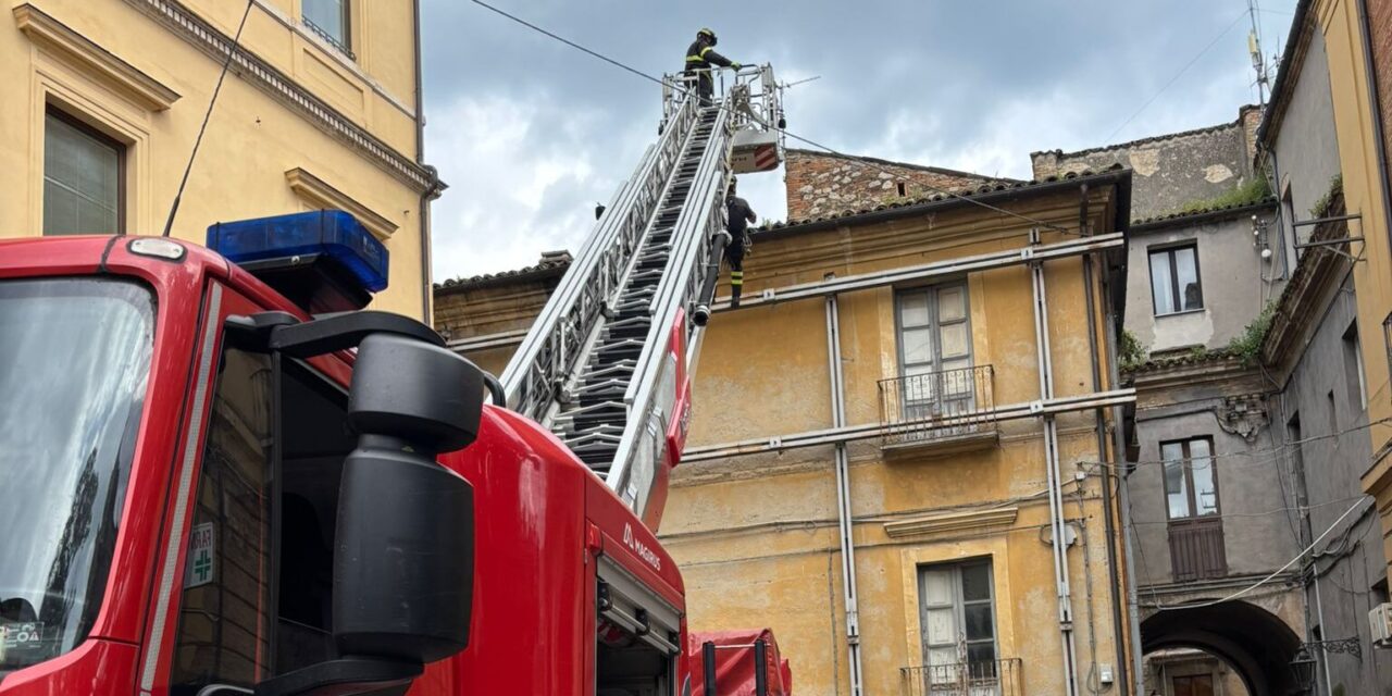 Teramo, cedimento sul tetto dell’ex sede comunale in piazza Orsini