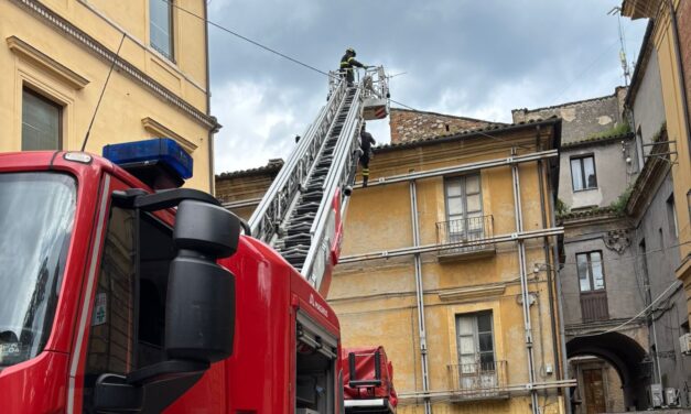 Teramo, cedimento sul tetto dell’ex sede comunale in piazza Orsini