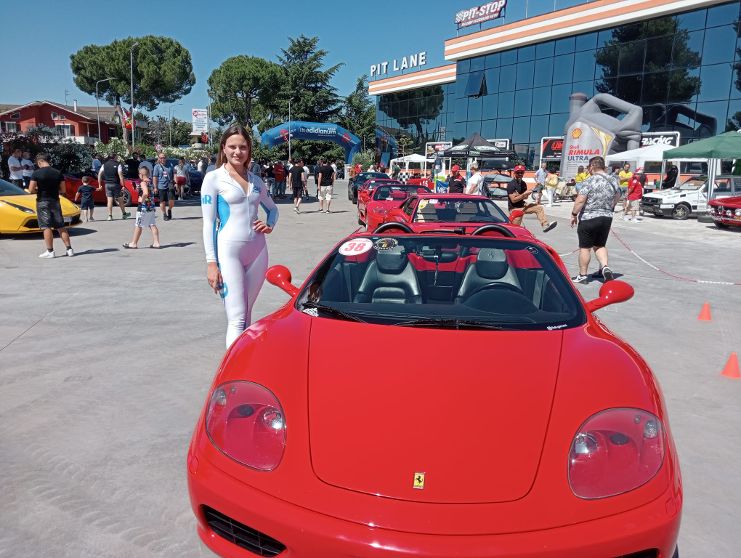 Campovalano, domenica sfilata di Ferrari e supercar