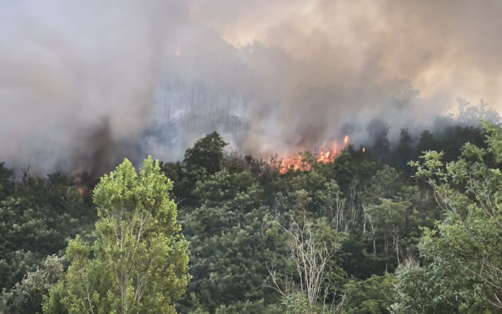 Teramo, rogo nella zona di Secciola: fumo visibile in città