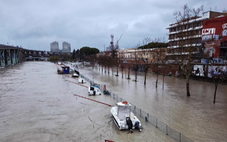 Maltempo in Abruzzo, il fiume Pescara supera gli argini