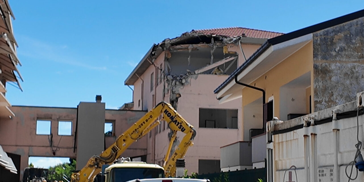 Giulianova, via Gramsci cambia volto: ruspe sull’ex scuola