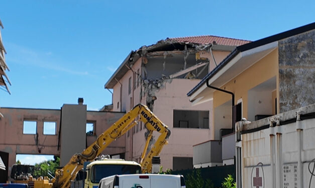 Giulianova, via Gramsci cambia volto: ruspe sull’ex scuola