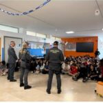 Giulianova, incontro tra studenti e unità cinofila della Finanza