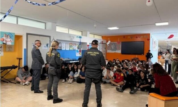 Giulianova, incontro tra studenti e unità cinofila della Finanza