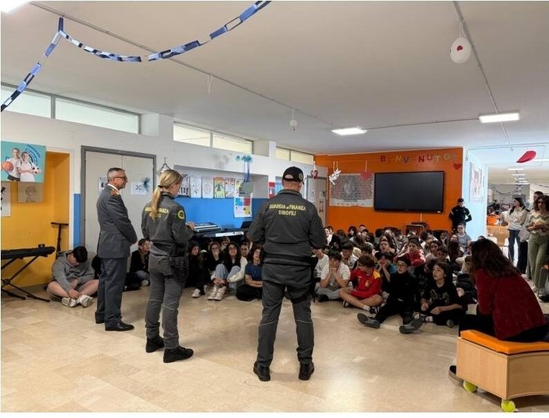 Giulianova, incontro tra studenti e unità cinofila della Finanza