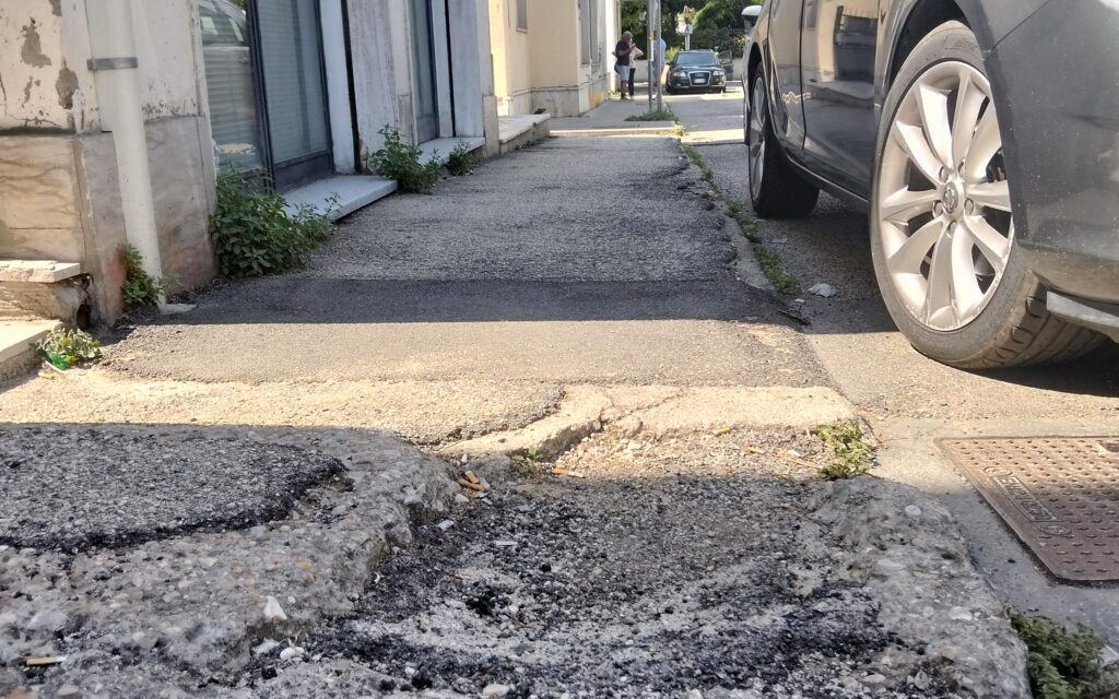 Alba Adriatica, disagi su marciapiedi e strade in via Dante