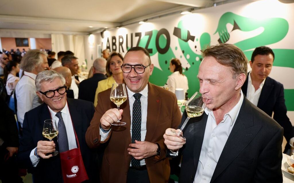 Vini d’Abruzzo in vetrina a Verona, tappa del ministro allo stand