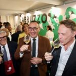 Vini d’Abruzzo in vetrina a Verona, tappa del ministro allo stand