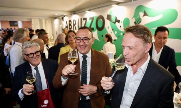 Vini d’Abruzzo in vetrina a Verona, tappa del ministro allo stand