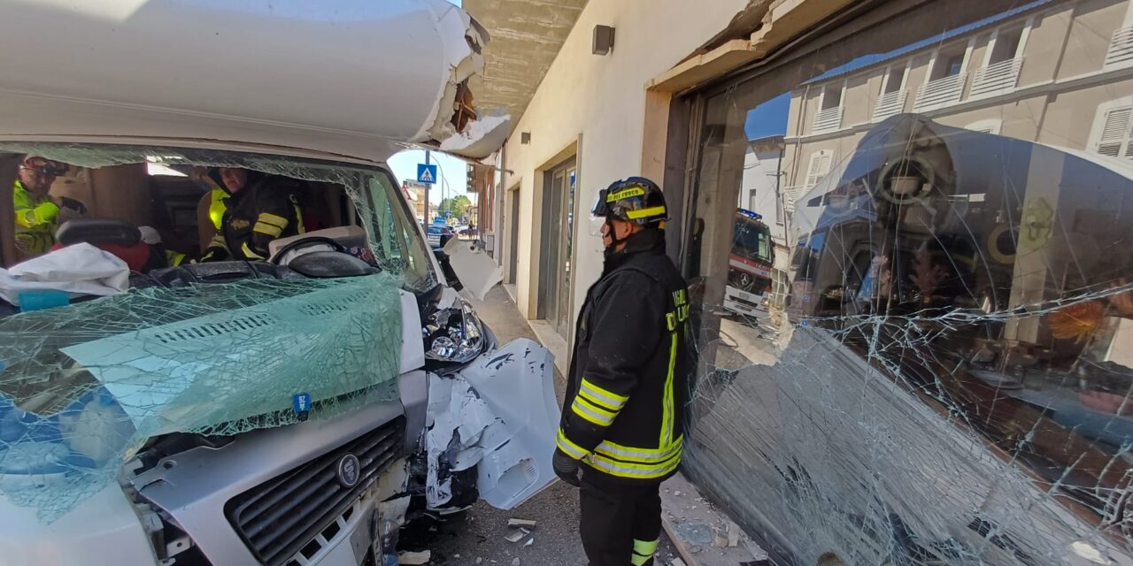 Camper contro una vetrina sulla Statale 16 a Giulianova