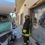 Camper contro una vetrina sulla Statale 16 a Giulianova