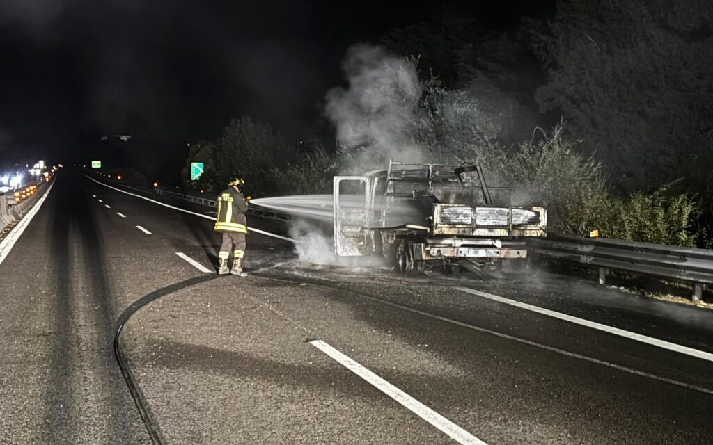 Mezzo in fiamme sull’A14 a Roseto, intervento dei pompieri