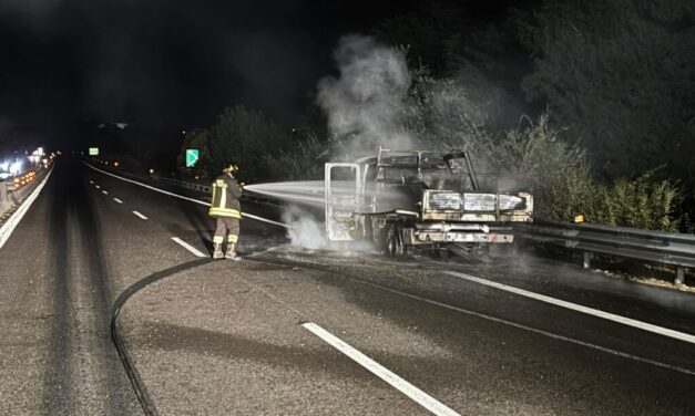 Mezzo in fiamme sull’A14 a Roseto, intervento dei pompieri