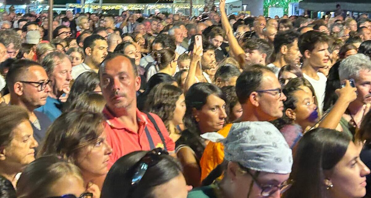 Ferragosto a Tortoreto, folla sul lungomare per Gaia